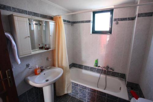 A bathroom at Gianni villa