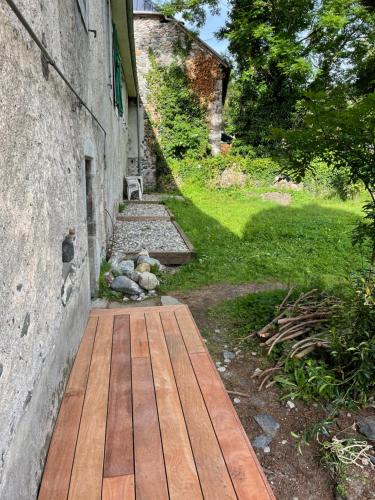 a wooden walkway leading up to a building at Le Monrepos avec jacuzzi nordique in Bielle