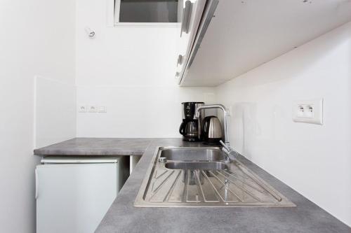 une cuisine avec un évier et un plan de travail dans l'établissement 1 bedroom appartement Cannes (Carnot), à Cannes