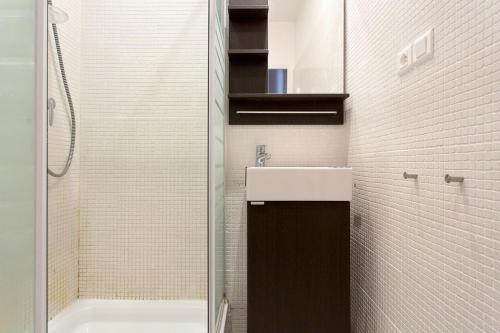 une salle de bain avec un lavabo et une douche dans l'établissement 1 bedroom appartement Cannes (Carnot), à Cannes