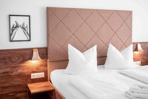 UnterlammにあるVilla Thermaleのホテルルーム(白い枕のベッド2台付)
