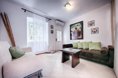 a living room with a couch and a table at B&B Villa Vis in Vis
