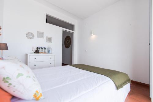 Ένα ή περισσότερα κρεβάτια σε δωμάτιο στο Amazing Sesimbra Duplex close to the beach by Trip2Portugal