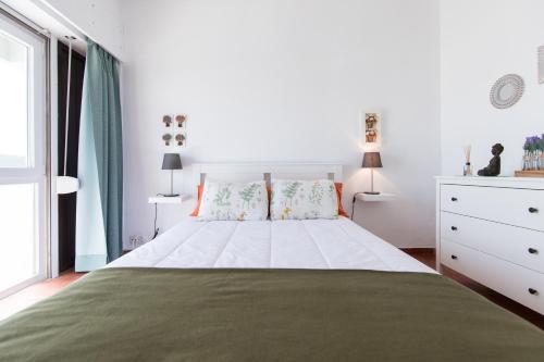 Ένα ή περισσότερα κρεβάτια σε δωμάτιο στο Amazing Sesimbra Duplex close to the beach by Trip2Portugal