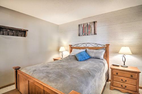 Tempat tidur dalam kamar di Sunny Mountain Condo with Grill, Walk to Golf and Ski!