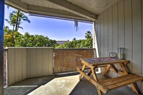 Μπαλκόνι ή βεράντα στο Big Island Condo with Pool Access Walk to Beach!