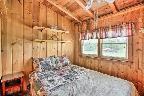 Posteľ alebo postele v izbe v ubytovaní Rustic River View Cabin with Fire Pit, Games and Grill