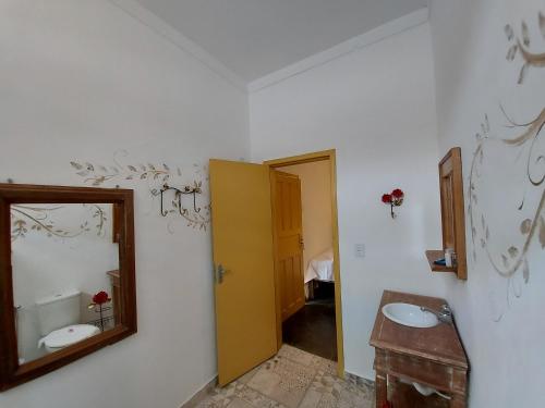 a bathroom with two sinks and a mirror at Rancho da Serra Pousada in Tiradentes