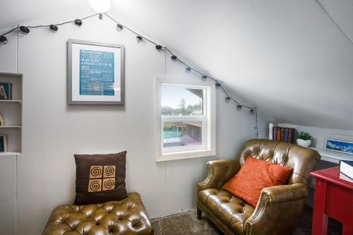 a living room with a leather chair and a window at Gracie's Sea View in Depoe Bay