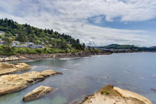 a view of a river with rocks in the water at Gracie's Sea View in Depoe Bay