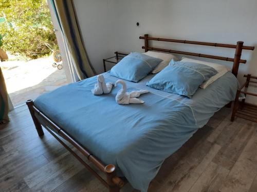 Tempat tidur dalam kamar di LOCANOMA