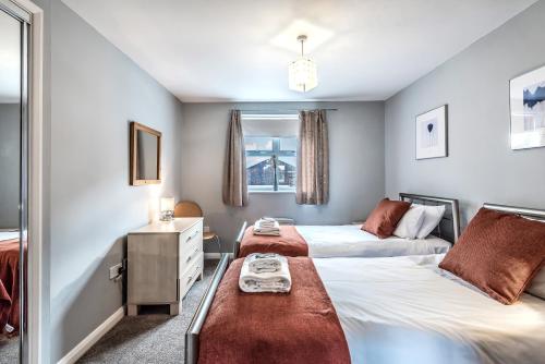 Кровать или кровати в номере Merchants Gate York City Apartments