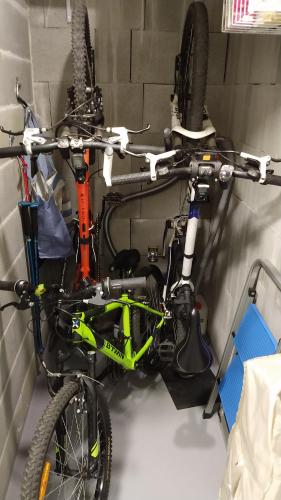 una bicicletta è parcheggiata in un garage di apartmán Pod Lapkou a Kvilda