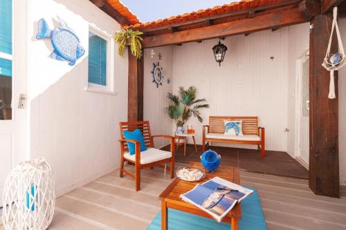 Uma área de estar em Seaside - Typical House Aveiro