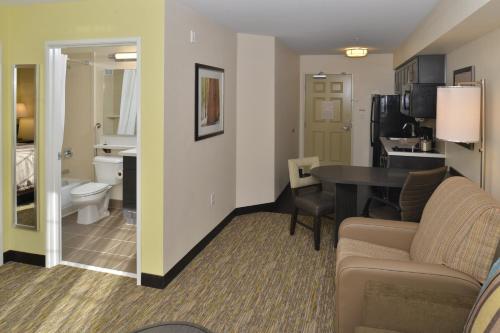 sala de estar con sofá y mesa y baño en Candlewood Suites Eugene Springfield, an IHG Hotel, en Eugene