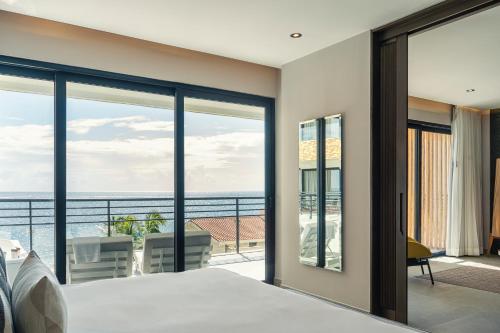 Ένα ή περισσότερα κρεβάτια σε δωμάτιο στο The Fives Oceanfront