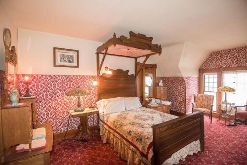 um quarto com uma cama de dossel num quarto em The Richards House em Dubuque