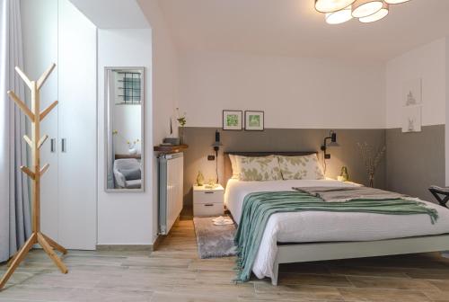 Кровать или кровати в номере Casa del Borgo "Terra & Fuoco" sul Lago Maggiore