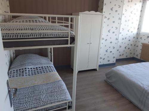 Ένα ή περισσότερα κρεβάτια σε δωμάτιο στο F2 Vire centre
