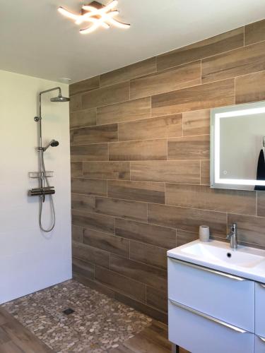 une salle de bain avec un lavabo et une douche dans l'établissement Maison proximité Golf et plage de Bréville sur Mer, à Bréville-sur-Mer