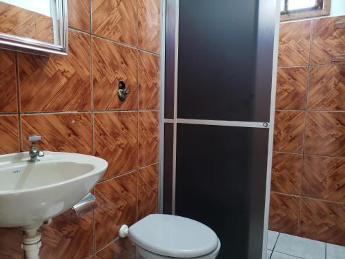ein Bad mit einem WC und einem Waschbecken in der Unterkunft Belo Canto Chalés in Santa Teresa
