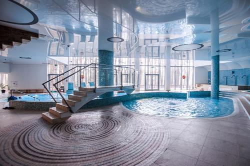 Bazén v ubytování Hotel Uroczysko nebo v jeho okolí