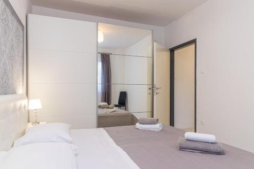Un pat sau paturi într-o cameră la Three waves Apartment NEW