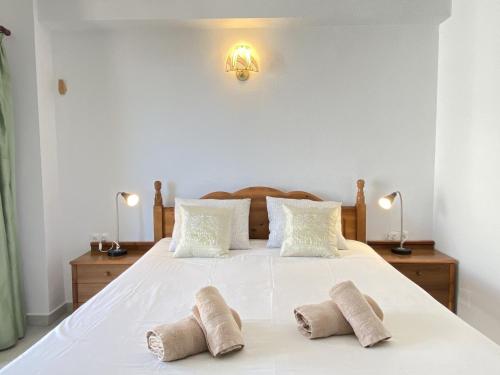 - une chambre avec un grand lit blanc et 2 oreillers dans l'établissement Bahia 46 Apartments Casasol, à Nerja