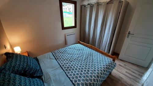 Postel nebo postele na pokoji v ubytování Le Pré Fleuri à Guillestre - Appartements neufs classés Meublés de Tourisme 3 étoiles - Parking privatif