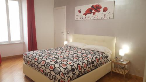 een slaapkamer met een bed met een dekbed erop bij S. Peter - Quiet and comfortable apartment in Rome