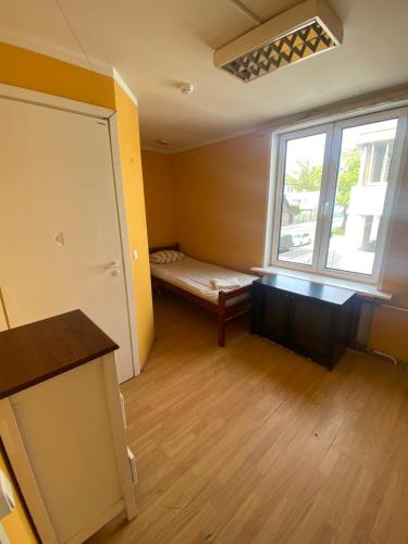 塔林的住宿－Telliskivi Hostel，一个空房间,有长凳和窗户