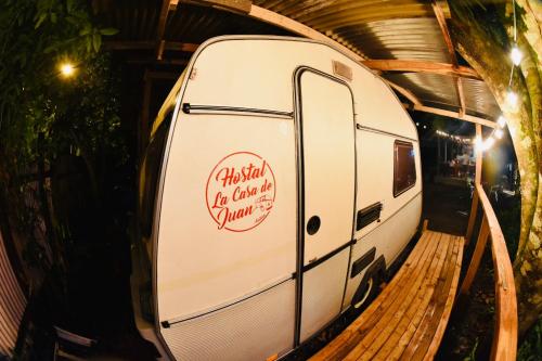 a white trailer with a sign on the side of it at Hostal La Casa de Juan in Valle de Anton