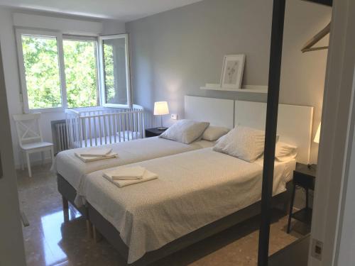 1 dormitorio con 2 camas y toallas. en La Condesa de Vallellano, en Córdoba