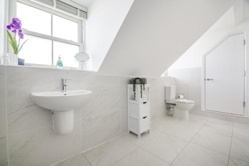 Koupelna v ubytování Milford Street - 5 Bedroom Luxurious Holiday Home - Saundersfoot