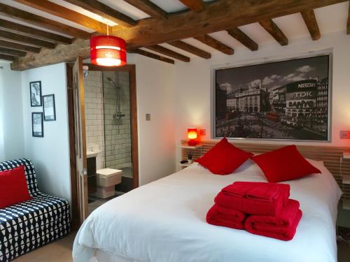 מיטה או מיטות בחדר ב-Thames Head Wharf - Historic Cotswold Cottage with Stunning Countryside Views