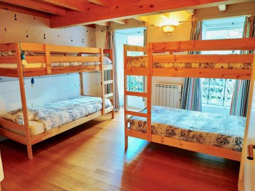 ein Schlafzimmer mit zwei Etagenbetten in einem Haus in der Unterkunft O Recanto do Atlantico in Viveiro