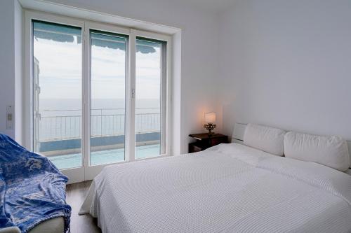 Foto da galeria de Appartamento vista mare con due camere - Two-bedroom apartment with Sea View em Sanremo