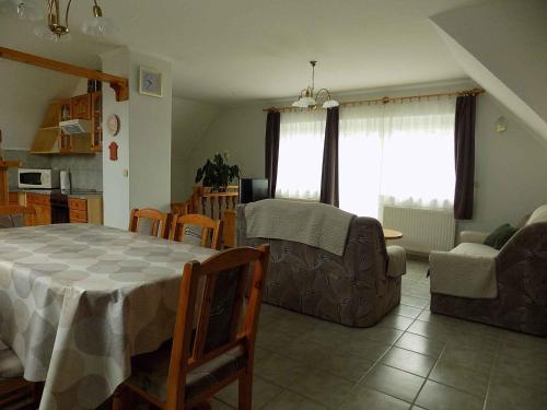 - un salon avec une table et un canapé dans l'établissement Apartment in Gyenesdias/Balaton 33084, à Gyenesdiás