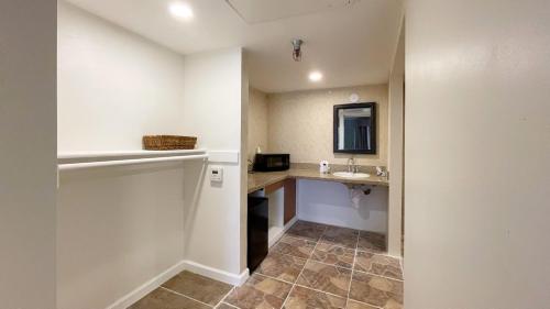 Nhà bếp/bếp nhỏ tại Hotel d'Lins Ontario Airport
