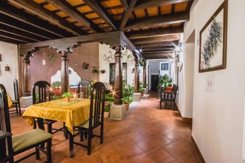 a dining room with a table and chairs at Hotel la Galería in Antigua Guatemala