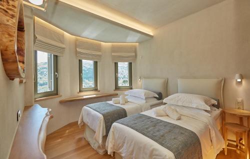 Postel nebo postele na pokoji v ubytování Sunrise Garden Hills