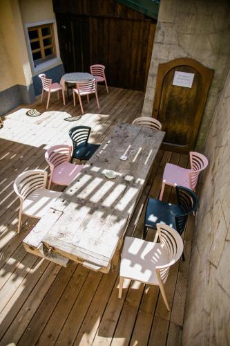 an overhead view of a wooden table and chairs on a deck at Apartment Aussee- Atelier Salzherrenhof- Küche, WLAN, Netflix in Bad Aussee