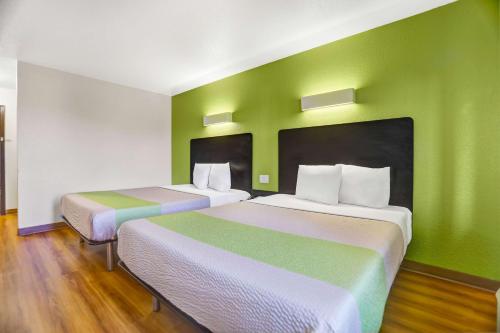 מיטה או מיטות בחדר ב-Motel 6-Silver City, NM