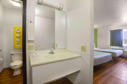 Ванная комната в Motel 6-Silver City, NM
