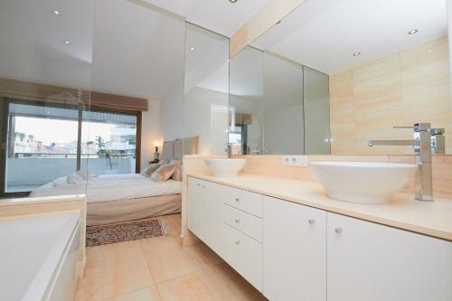 une salle de bain avec deux lavabos et un grand miroir dans l'établissement Appartement privé vue mer Cannes centre Gray d'Albion, à Cannes