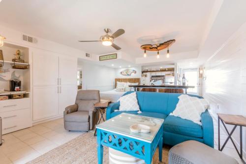 Ruang duduk di Stunning Ocean Views STEPS from the Beach with Pool! Fabulous 4th Floor Studio!