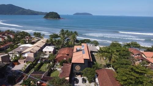 una vista aérea de un complejo y del océano en Pousada TeMoana en Ubatuba