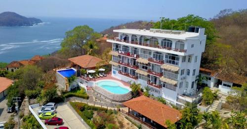 einen Luftblick auf ein Resort mit einem Pool in der Unterkunft Villas El Morro in Zihuatanejo