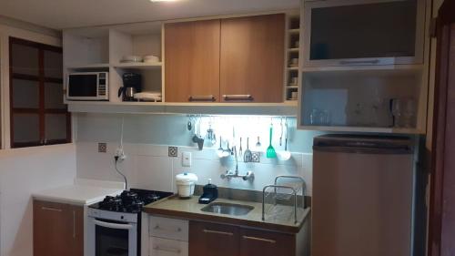 Virtuvė arba virtuvėlė apgyvendinimo įstaigoje GringsApsAluguel204