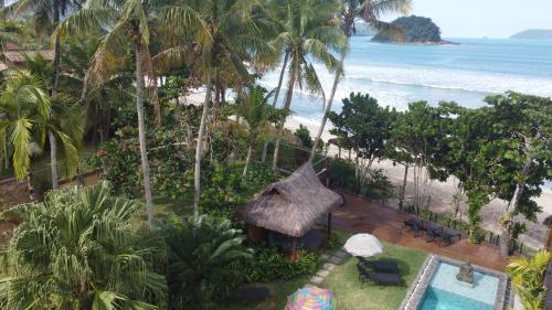 an aerial view of a resort with a swimming pool and the beach at Pousada TeMoana in Ubatuba